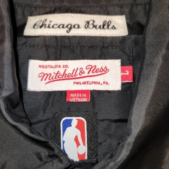 NWT Chicago Bulls Mitchell & Ness Black Windbreaker with Red Emblem - Picture 4 of 4